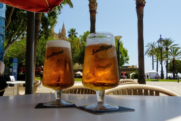 Zdjęcie z Hiszpanii - a knajpka przy Paseo de Mar z widokiem na katedrę.... :)