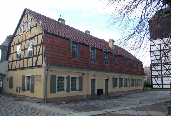 Zdjęcie z Polski - przy bramie dom dzwonnika