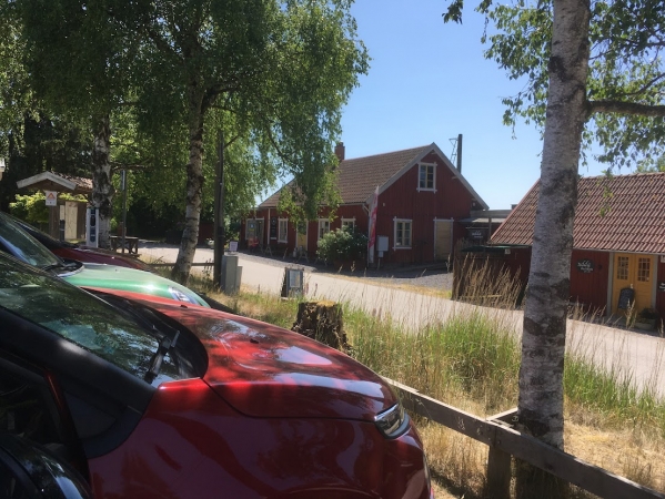 Zdjęcie ze Szwecji - parking na dalszej trasie, w pobliżu Vaxjo