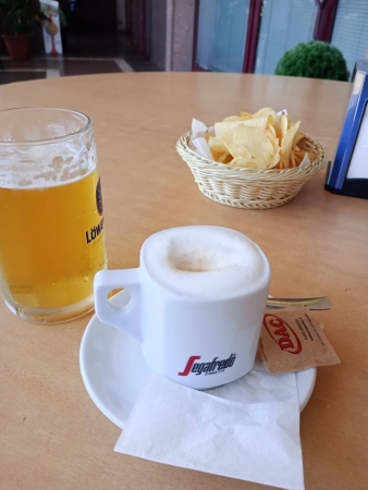 Zdjęcie z Włoch - na wyspę przyleciałyśmy po 8 rano, więc na pokój trzeba było trochę poczekać