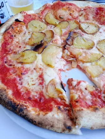 Zdjęcie z Włoch - podczas zamówienia pytamy kelneka czy pizza jest grande czy piccolo? 