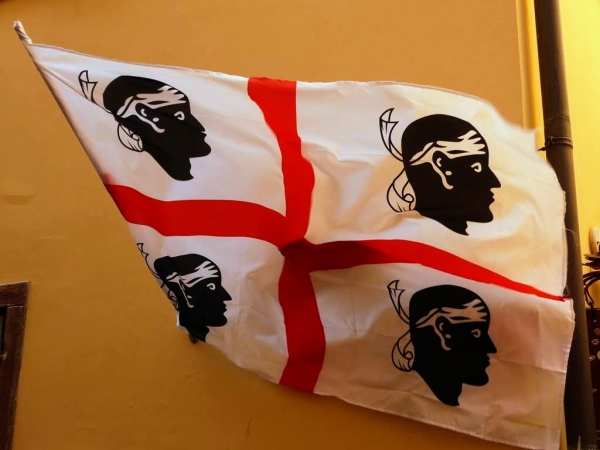 Zdjęcie z Włoch - przy jednej ze ścian powiewa flaga Sardynii 