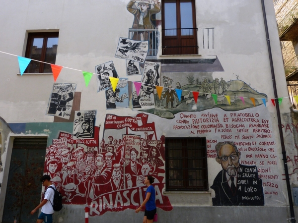 Zdjęcie z Włoch - murale w Orgosolo mają najczęsciej wymowę społeczną lub polityczną,