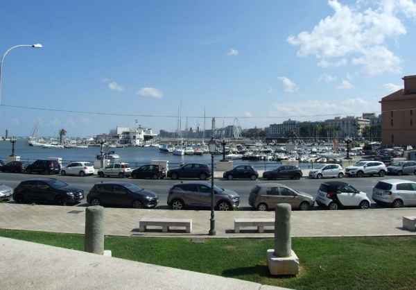 Zdjęcie z Włoch - spojrzenie na port