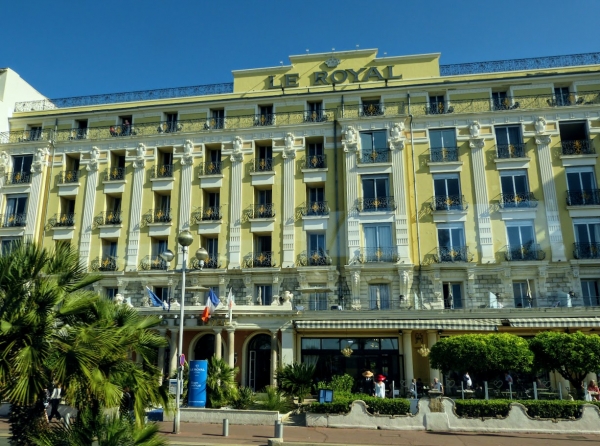 Zdjęcie z Francji - wjeżdżając do Nicei Promenadą Anglików podziwia się wspaniała architekturę 