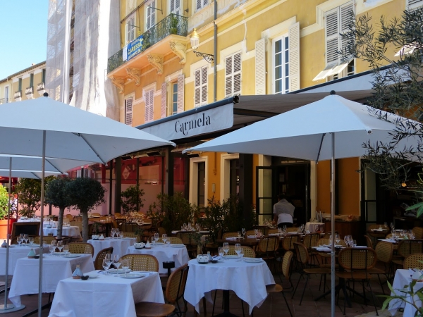 Zdjęcie z Francji - w oczekiwaniu na klientów..., te bardzo eleganckie i drogie restauracje z białymi obrusami 