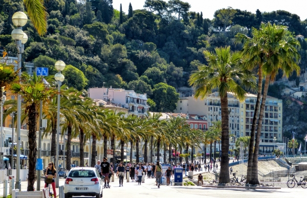 Zdjęcie z Francji - a na Promenade des Angleis - dalej dopisuje tłumek...