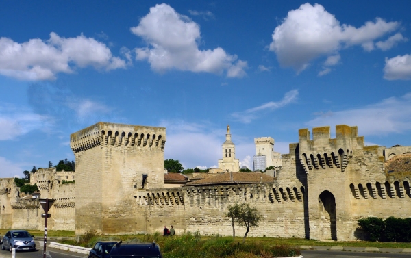 Zdjęcie z Francji - do Avignon wkracza się przez dawne mury miejskie....
