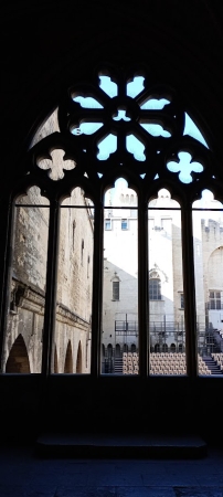 Zdjęcie z Francji - wchodzimy do środka papieskiej rezydencji w Avignon