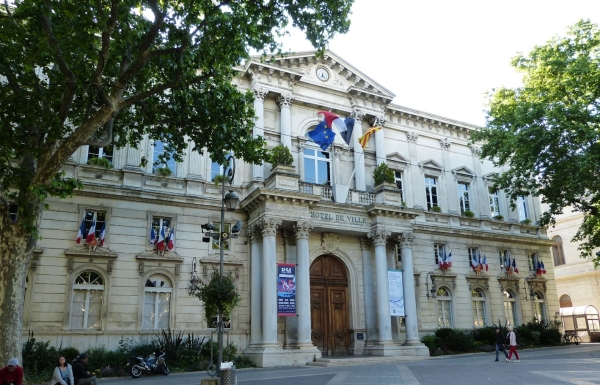 Zdjęcie z Francji - gmach Hotelu de Ville utrzymany w równie uroczej architekturze