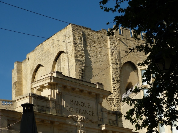 Zdjęcie z Francji - nawet tutejszy bank kryje się w stosownym do miejsca gmachu :)