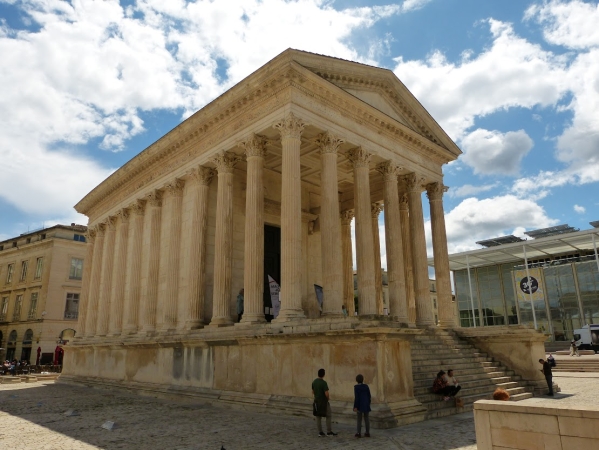 Zdjęcie z Francji -  La Maison Carrée - to starożytna świątynia z czasów rzymskich 