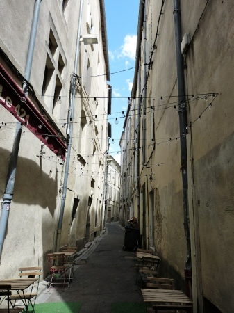 Zdjęcie z Francji - uliczkami Nimes....
