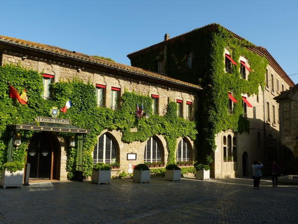 Zdjęcie z Francji - uroczy i nawet zabytkowy budynek Hotel de la Cite