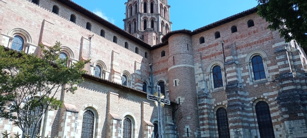 Zdjęcie z Francji - potężne mury Saint Sernin 