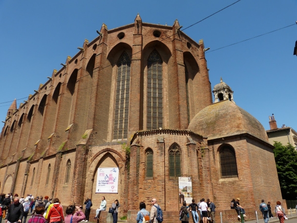 Zdjęcie z Francji - olbrzymie mury klasztoru Jakobinów utrzymane są w nieco mrocznym, gotyckim  stylu 