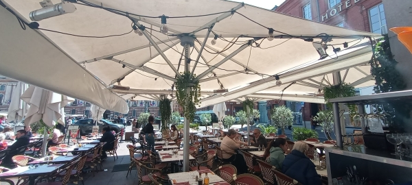 Zdjęcie z Francji - w słoneczny dzień pod parasolami .....