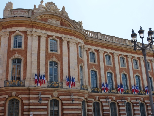 Zdjęcie z Francji - z jednej strony Capitole- "przyklejony" do fasady Teatre de Capitole