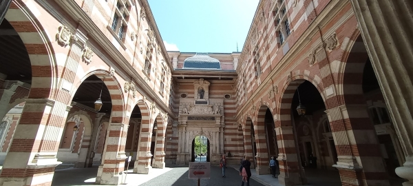 Zdjęcie z Francji - dziedziniec zwany Cour Henri IV został urządzony na początku XVII wieku w stylu późnego renesansu.