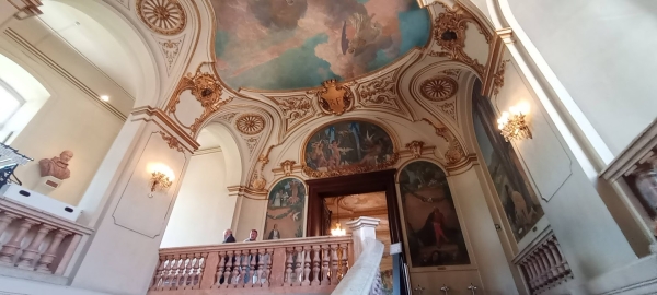 Zdjęcie z Francji - imponujące dekoracje klatki schodowej na wyższej kondygnacji 