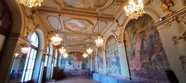 Zdjęcie z Francji - wnętrza Ratusza niczym galeria dzieł sztuki 
