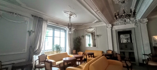Zdjęcie z Francji - w hotelowym foyer