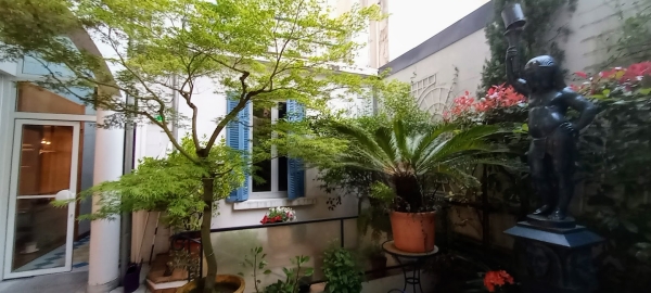 Zdjęcie z Francji - i w malutkim patio przy hotelowej restauracji 