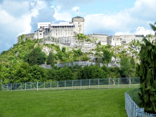 Zdjęcie z Francji - nad Lourdes góruje malowniczo zamek Chateau Fort de Lourdes