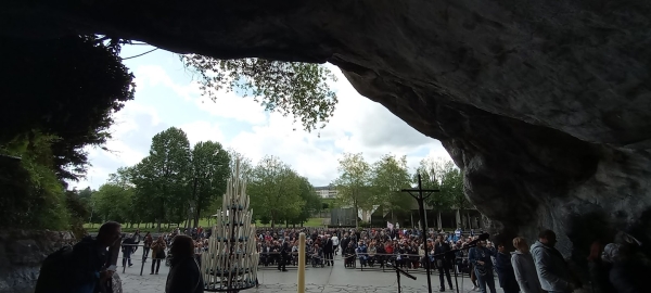 Zdjęcie z Francji - widok z wnętrza Grotte de Massabielle