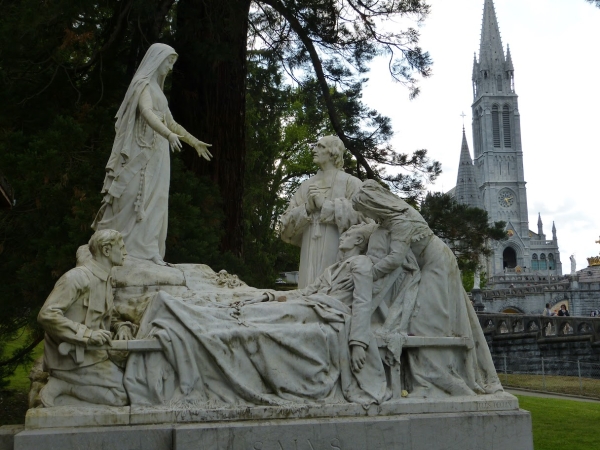 Zdjęcie z Francji - rzeźba przedstawiająca Maryję Uzdrawiającą  Chorych