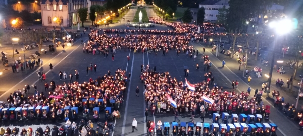 Zdjęcie z Francji - pod Bazylika zbierają się wierni; my poszłyśmy tam głównie z powodu