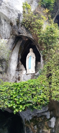 Zdjęcie z Francji - figurka MB stojąca w skalnej szczelinie przy Grocie Massabielle