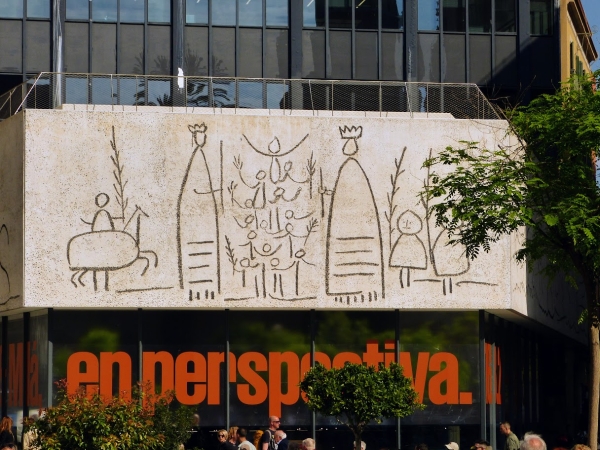 Zdjęcie z Hiszpanii - przy Placa Nova, gdzie zbiega się wiele ulic, znajduje się budynek Szkoły Architektów, na fasadzie 