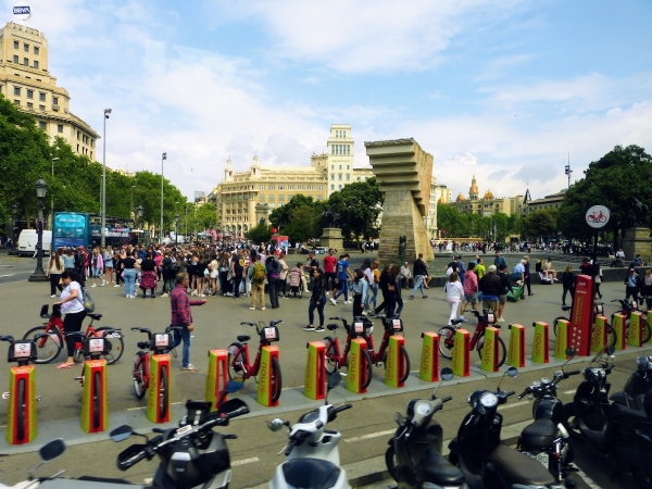 Zdjęcie z Hiszpanii - placa de Catalunya to olbrzymi węzeł komunikacyjny miasta 