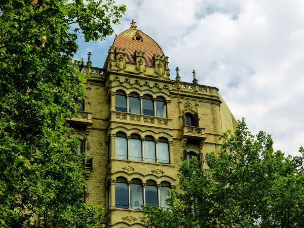 Zdjęcie z Hiszpanii - dalej Aleją Paseo del Gracia - tutaj podziwia się głównie architekturę, gdzie 