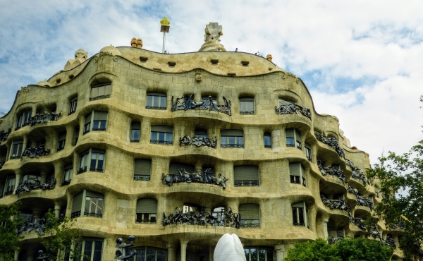 Zdjęcie z Hiszpanii - Casa Mila - najbardziej znana kamienica Gaudiego , posiadająca 
