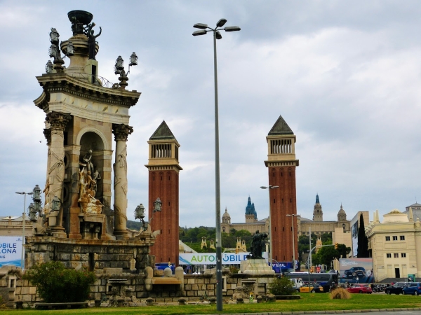 Zdjęcie z Hiszpanii - na Placa de Espanya - z widokiem na dwie ceglane weneckie wieże wzorowane na 
