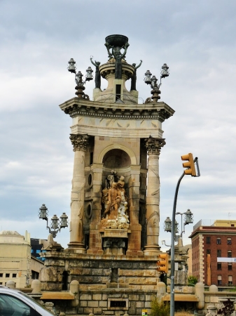 Zdjęcie z Hiszpanii - monumentalna fontanna w centrum Placu