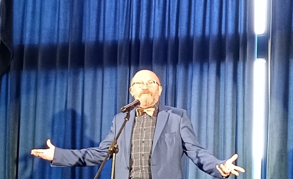 Zdjęcie z Polski - stand-up owy występ  Artura Barcisia w hotelowej restauracji