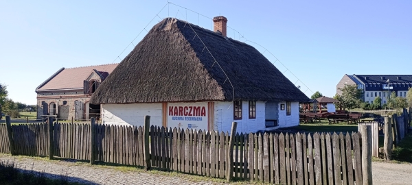 Zdjęcie z Polski - głodni mogą się posilić w tutejszej karczmie, ale my już po późnym śniadanku ))