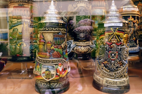 Zdjęcie z Niemiec - typowa pamiątka z Bawarii- urocze kufle zawalające chyba wszystkie witryny sklepowe w całej Bawarii!