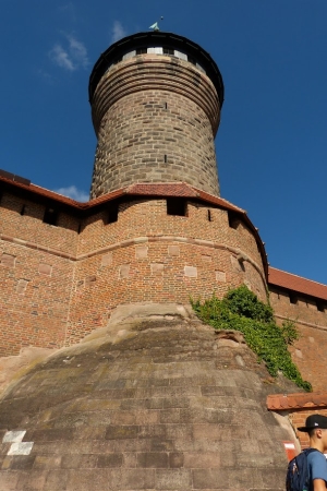 Zdjęcie z Niemiec - masywna zamkowa Wieża Sinwellturm z XIII w. ; która od samego początku pełniła  