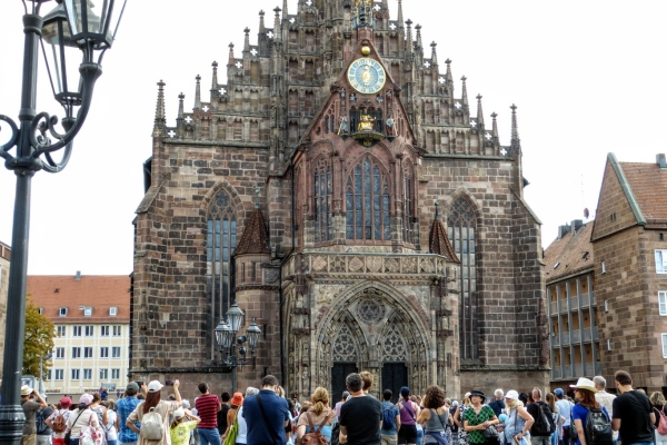 Zdjęcie z Niemiec - Kościół Najświętszej Marii Panny (Frauenkirche), który w południe kumuluje 