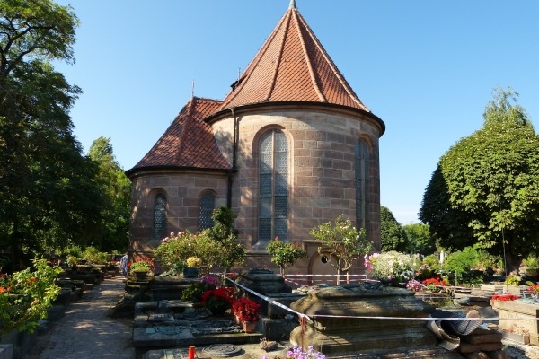 Zdjęcie z Niemiec - wszystkie te groby wyglądają podobnie, są małe - 130-150 cm) mają podobna wysokość ; Zasada ta 