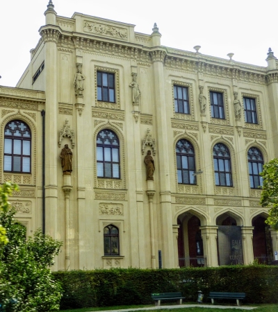 Zdjęcie z Niemiec - mijamy ładną fasadę Muzeum Pięciu Kontynentów  gdzie zgromadzono