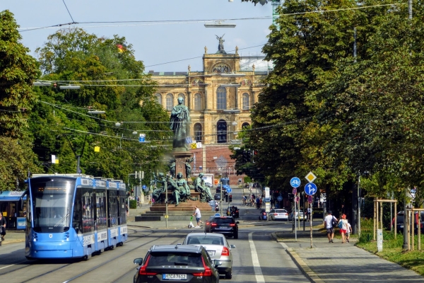 Zdjęcie z Niemiec - opuszczając Monachium jeszcze widok na Maximilianeum; to budynek 