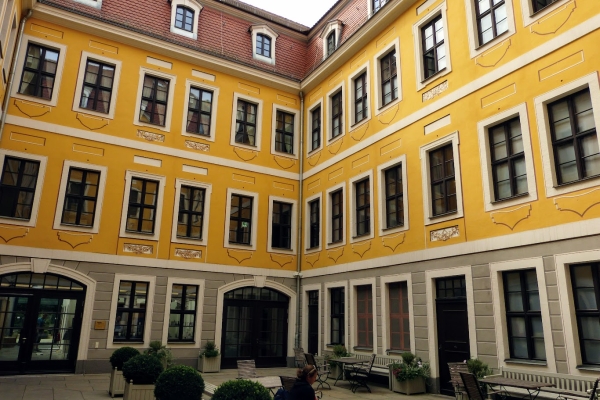 Zdjęcie z Niemiec - w jednym z dzidzińców w zupełnie innym stylu urządzono Muzeum Bacha