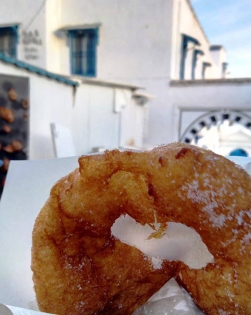 Zdjęcie z Tunezji - tuz obok znajduje się cukiernia, gdzie sprzedają typowe dla Sidi bou Said pączki  - "bambalouni"