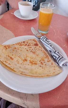 Zdjęcie z Tunezji - crepes z tuńczykiem , serem i jajkiem w środku
