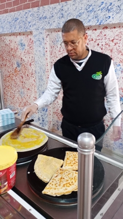Zdjęcie z Tunezji - Pan smażący crepes, od którego "podpatrzyłam" przepis:) 